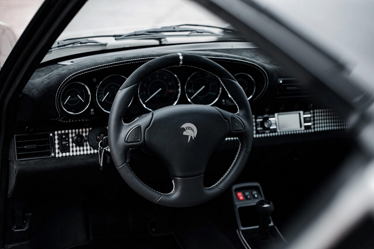 Nhưng Porsche đã tiếp tục dòng 911 và với rất nhiều nâng cấp so với hai thế hệ trước, 85% chi tiết mới và gần như không sử dụng lại cấu trúc của dòng 911 cũ. Trong vòng đời của mình, tổng cộng có gần 64,000 chiếc 964 được bán ra, và rất nhiều fan hâm mộ cho rằng dòng 964 chính là dòng 911 đẹp nhất từ nhà Porsche.