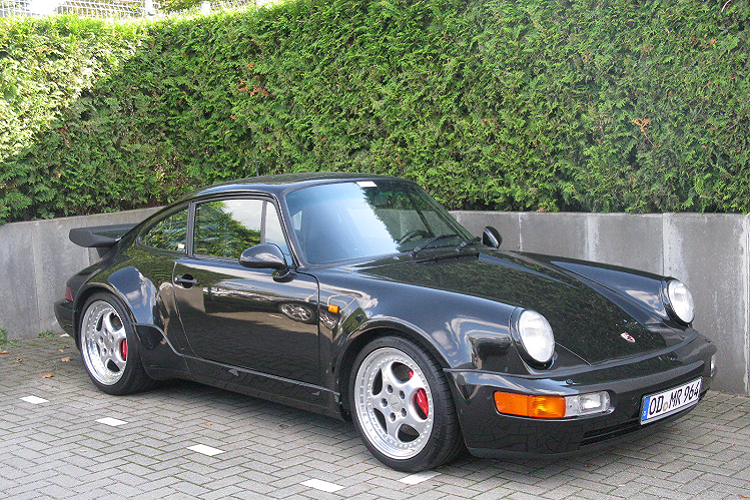 Khoang nội thất của xe đã được trang bị các chi tiết độc đáo với phong cách phối màu sắc cổ điển. Các thợ thủ công từ thương hiệu Modenese đã chế tạo ra bộ ghế ngồi mới được bọc bằng da và vải Tartan và được trang bị với họa tiết houndstooth quen thuộc, thời thượng trong ngành thời trang hiện tại. Đây cũng chính là họa tiết đã được sử dụng trong khoang nội thất của chiếc Porsche 911 Targa GT3 của Ares Design. Ngoài ra, Ares Design cũng đã được trang bị đồng hồ hiển thị kỹ thuật và hệ thống thông tin giải trí PCCM được thiết kế dành riêng cho những chiếc Porsche cổ điển.