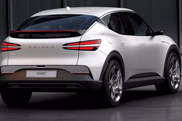 Màn ra mắt của mẫu Kia EV6 chạy điện này hồi cuối tháng 8 đã gây sốt không ít trong cộng đồng yêu xe. Tuy nhiên, sắc vàng chói chang của GV60 khiến cho nhiều người không hài lòng và lộ nhiều khuyết điểm ngoại hình của xe. Nhiều người cũng cho rằng màu sắc này không phù hợp với một thương hiệu xe sang. Tuy nhiên, Genesis đã công bố thêm loạt ảnh chính thức mới nhằm xóa đi suy nghĩ này.