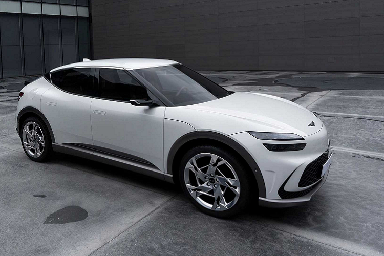 Về màn hình, xe có đến 4 màn hình trong nội thất. Trong đó, màn hình thông tin giải trí và cụm đồng hồ kỹ thuật số nối dài với nhau tạo thành một mặt phẳng liên tục. Ngoài ra, có thể thấy 2 màn hình nhỏ ở gần cửa sổ xe. Đây có thể là màn hình thay cho các gương chiếu hậu 2 bên, giống như Audi và Lexus. Tuy nhiên, công nghệ này vẫn chưa được chấp nhận ở một số thị trường (như Mỹ) nên hãng vẫn chuẩn bị gương chiếu hậu như thông thường.