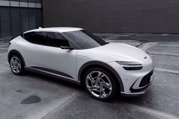 Về màn hình, xe có đến 4 màn hình trong nội thất. Trong đó, màn hình thông tin giải trí và cụm đồng hồ kỹ thuật số nối dài với nhau tạo thành một mặt phẳng liên tục. Ngoài ra, có thể thấy 2 màn hình nhỏ ở gần cửa sổ xe. Đây có thể là màn hình thay cho các gương chiếu hậu 2 bên, giống như Audi và Lexus. Tuy nhiên, công nghệ này vẫn chưa được chấp nhận ở một số thị trường (như Mỹ) nên hãng vẫn chuẩn bị gương chiếu hậu như thông thường.