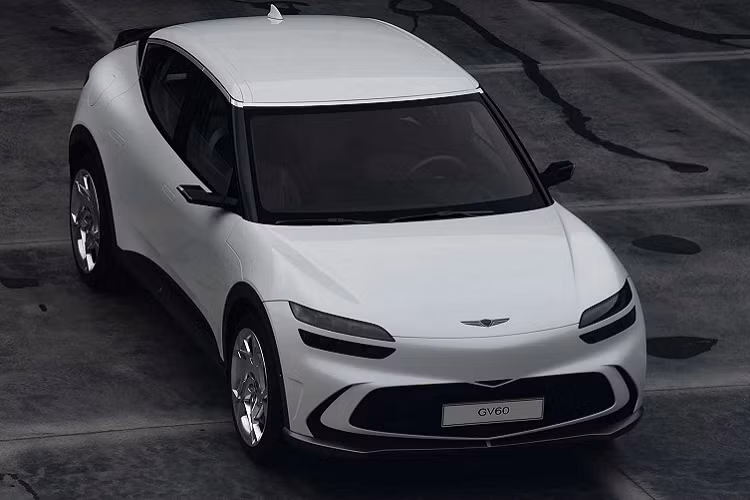 GV60 sử dụng ngôn ngữ thiết kế "Athletic Elegance". Mặt trước của GV60 có thiết kế đèn pha "Quad Lamps" và lưới tản nhiệt Crest quen thuộc của Genesis. Lưới tản nhiệt này đã được tạo hình lại, nhỏ hơn so với các mẫu Genesis khác. Tuy nhiên, so với các mẫu Genesis chạy xăng thông thường thì GV60 vẫn kém hấp dẫn hơn.