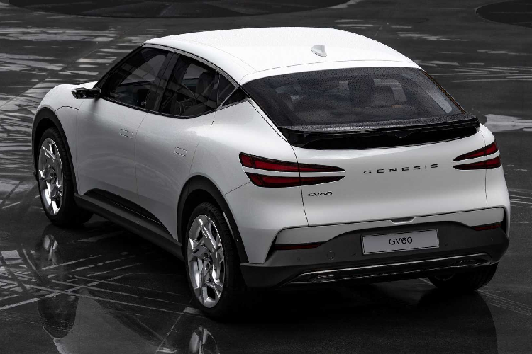 Ở khu vực điều khiển trung tâm, có thể thấy chi tiết núm xoay số đặc biệt, từng xuất hiện trên mẫu Genesis X Concept. Bên trên, có một núm xoay để điều khiển hệ thống thông tin giải trí. Quả cầu pha lê Crystal Sphere này có thể chiếu sáng ngay cả khi xe tắt máy giúp tăng thêm tính thẩm mỹ của xe. Phiên bản thanh lịch của GV60 có cụm điều khiển màu xanh nhạt khá đẹp, khác với màu xanh dương ở bản cũ.