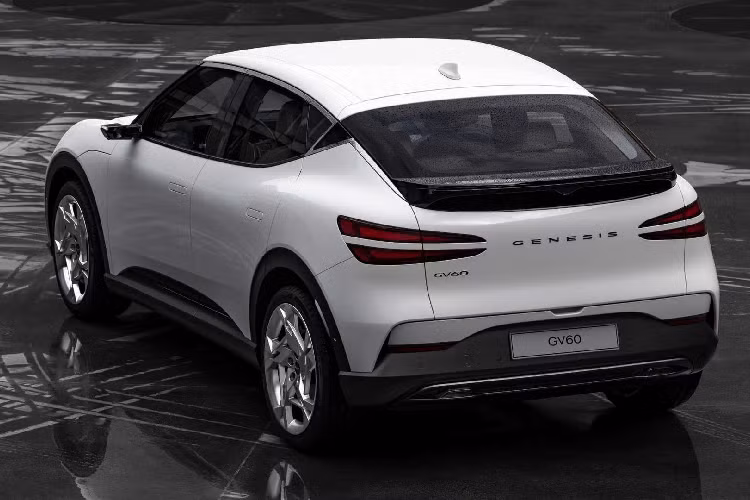 Ở khu vực điều khiển trung tâm, có thể thấy chi tiết núm xoay số đặc biệt, từng xuất hiện trên mẫu Genesis X Concept. Bên trên, có một núm xoay để điều khiển hệ thống thông tin giải trí. Quả cầu pha lê Crystal Sphere này có thể chiếu sáng ngay cả khi xe tắt máy giúp tăng thêm tính thẩm mỹ của xe. Phiên bản thanh lịch của GV60 có cụm điều khiển màu xanh nhạt khá đẹp, khác với màu xanh dương ở bản cũ.