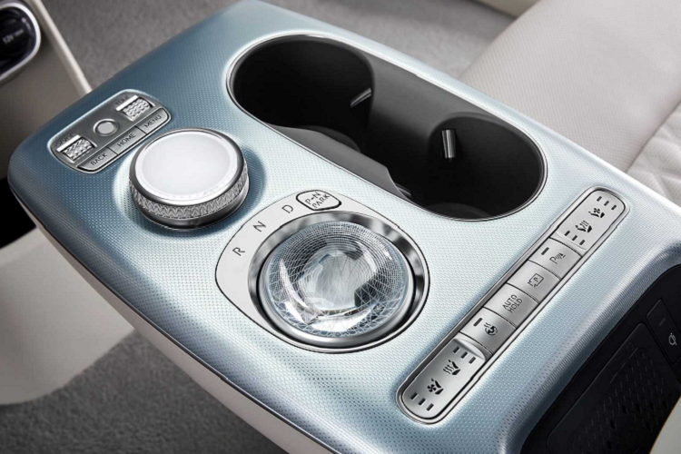 Genesis GV60 trong màu ngoại thất trắng và nội thất sáng màu khá đẹp và thanh lịch. Sắc màu mới cũng giúp người dùng chú ý vào những chi tiết điểm nhấn khá hay ho của xe như phần mái xe, dàn mâm kim cương hay hệ thống đèn độc đáo.