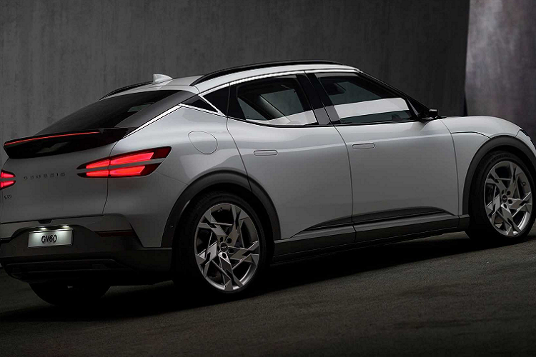 Do chung nền tảng, GV60 có tỷ lệ tương tự như Ioniq 5 và EV6, mang hương hướng của một chiếc hatchback. Dự kiến Genesis GV60 sẽ có lựa chọn hệ dẫn động cầu sau hoặc 2 cầu, sử dụng một hoặc 2 mô-tơ điện và gói pin 58 kWh hoặc 77 kWh, cho phạm vi di chuyển tối đa khoảng 500 km. Đặc biệt, GV60 còn có khả năng sạc không dây, giúp khách hàng dùng xe một cách thuận tiện hơn.