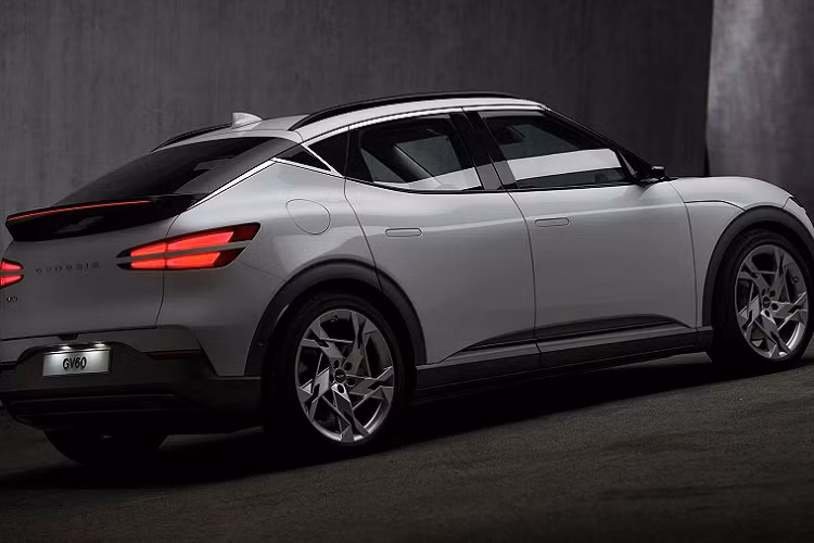 Do chung nền tảng, GV60 có tỷ lệ tương tự như Ioniq 5 và EV6, mang hương hướng của một chiếc hatchback. Dự kiến Genesis GV60 sẽ có lựa chọn hệ dẫn động cầu sau hoặc 2 cầu, sử dụng một hoặc 2 mô-tơ điện và gói pin 58 kWh hoặc 77 kWh, cho phạm vi di chuyển tối đa khoảng 500 km. Đặc biệt, GV60 còn có khả năng sạc không dây, giúp khách hàng dùng xe một cách thuận tiện hơn.