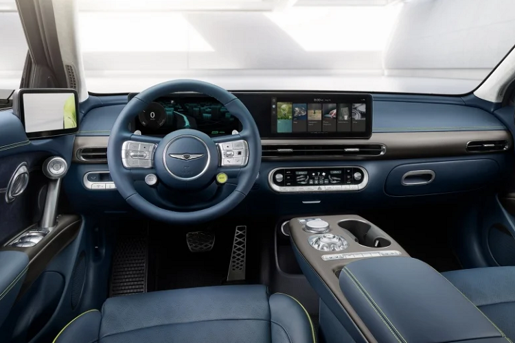 Về ngoại hình, Genesis GV60 có phần đuôi xe kiểu fastback với một cánh lướt gió cố định. Đi cùng là chiều cao xe thấp khiến GV60 trông giống một chiếc hatchback cao hơn là một chiếc crossover. Tổng thể của chiếc EV mới trông cá tính hơn là sang trọng. Phần thiết kế thú vị nhất là mui xe vỏ sò. Mặc dù là một chiếc crossover, nhưng mẫu xe này lại có khoảng sáng gầm khá thấp