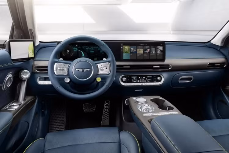 Về ngoại hình, Genesis GV60 có phần đuôi xe kiểu fastback với một cánh lướt gió cố định. Đi cùng là chiều cao xe thấp khiến GV60 trông giống một chiếc hatchback cao hơn là một chiếc crossover. Tổng thể của chiếc EV mới trông cá tính hơn là sang trọng. Phần thiết kế thú vị nhất là mui xe vỏ sò. Mặc dù là một chiếc crossover, nhưng mẫu xe này lại có khoảng sáng gầm khá thấp