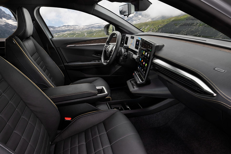 Mặc dù chiếc xe là một mẫu crossover, Megane mới có vị trí lái thấp và đẹp như những chiếc saloon thông thường. Chiếc xe cũng có trọng tâm thấp hơn 90 mm so với người tiền nhiệm với trọng lượng phân bổ đều giữa các trục, cải thiện sự nhanh nhẹn và khả năng xử lý cho chiếc xe. Phiên bản nặng nhất của Mégane E-Tech được công bố nặng khoảng 1.624 kg. Thương hiệu đạt được điều này nhờ ứng dụng một số biện pháp tiết kiệm trọng lượng.