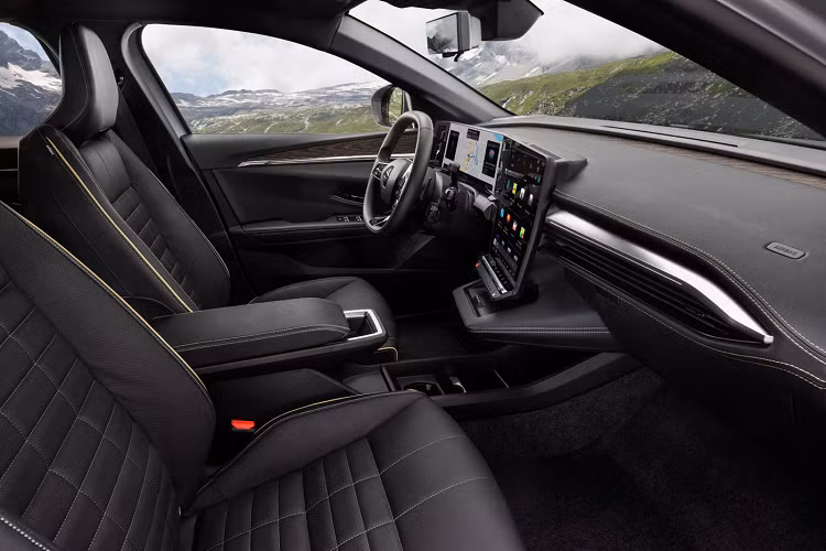 Mặc dù chiếc xe là một mẫu crossover, Megane mới có vị trí lái thấp và đẹp như những chiếc saloon thông thường. Chiếc xe cũng có trọng tâm thấp hơn 90 mm so với người tiền nhiệm với trọng lượng phân bổ đều giữa các trục, cải thiện sự nhanh nhẹn và khả năng xử lý cho chiếc xe. Phiên bản nặng nhất của Mégane E-Tech được công bố nặng khoảng 1.624 kg. Thương hiệu đạt được điều này nhờ ứng dụng một số biện pháp tiết kiệm trọng lượng.