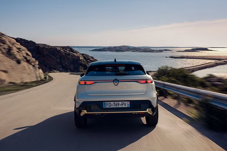 Xe được trang bị tiêu chuẩn với hệ thống âm thanh Arkamy và hệ thống âm thanh Harman Kardon cao cấp tùy chọn với công suất 410W và 9 kênh âm thanh. Chiếc xe cũng được trang bị tới 26 hệ thống ADAS được chia thành ba loại lái xe, đỗ xe và các tính năng an toàn bao gồm Hỗ trợ lái xe chủ động tự động Cấp độ 2 và tính năng đỗ xe hoàn toàn tự động.