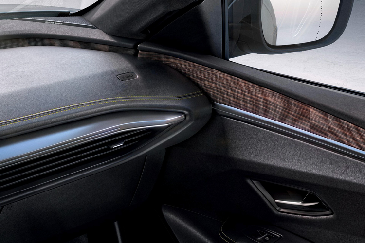 Bên trong có khoang lái “OpenR” (trước đây đã từng thấy trên các mẫu xe ý tưởng của Renault) được trang bị kết hợp cụm đồng hồ kỹ thuật số 12,3 inch có thể cấu hình với màn hình cảm ứng thông tin giải trí 12 inch định hướng theo chiều dọc.