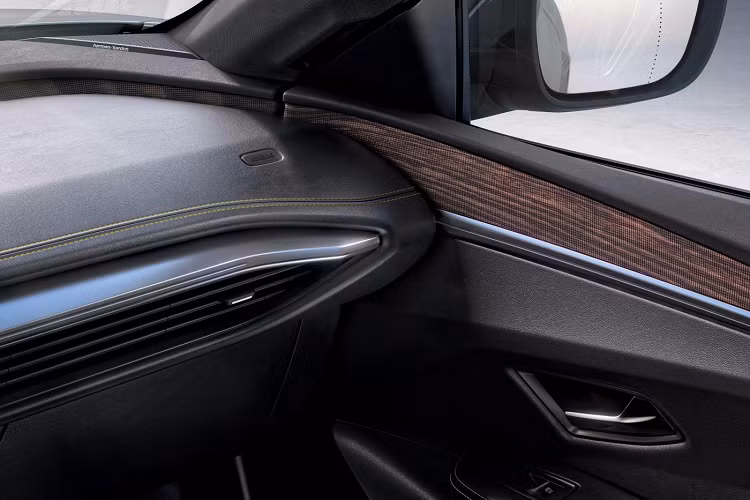 Bên trong có khoang lái “OpenR” (trước đây đã từng thấy trên các mẫu xe ý tưởng của Renault) được trang bị kết hợp cụm đồng hồ kỹ thuật số 12,3 inch có thể cấu hình với màn hình cảm ứng thông tin giải trí 12 inch định hướng theo chiều dọc.