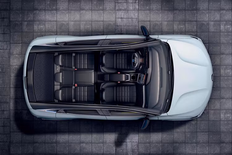 Mégane E-Tech có khoang nội thất cực kỳ rộng rãi, khoang hành lý phía sau của xe có dung tích 440 lít với khoang chứa đồ dưới 22 lít để có thể chứa cáp sạc. Ngoài ra, xe cũng được trang bị các ngăn bổ sung trong khoang nội thất để chứa đồ có dung tích tổng cộng khoảng 30 lít với bốn cổng USB Type C.