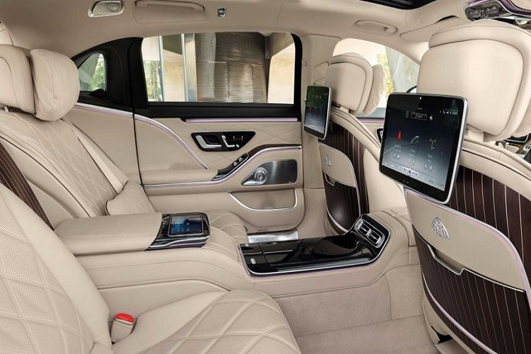 Không dừng ở đó, Mercedes-Maybach S-Class 2021 còn có kích thước lớn hơn hẳn so với S-Class tiêu chuẩn. Cụ thể, xe có chiều dài 5.469 mm và chiều dài cơ sở 3.396 mm. So với S-Class tiêu chuẩn, Mercedes-Maybach S-Class 2021 dài hơn 185 mm trong khi chiều dài cơ sở nhỉnh hơn 170 mm.
