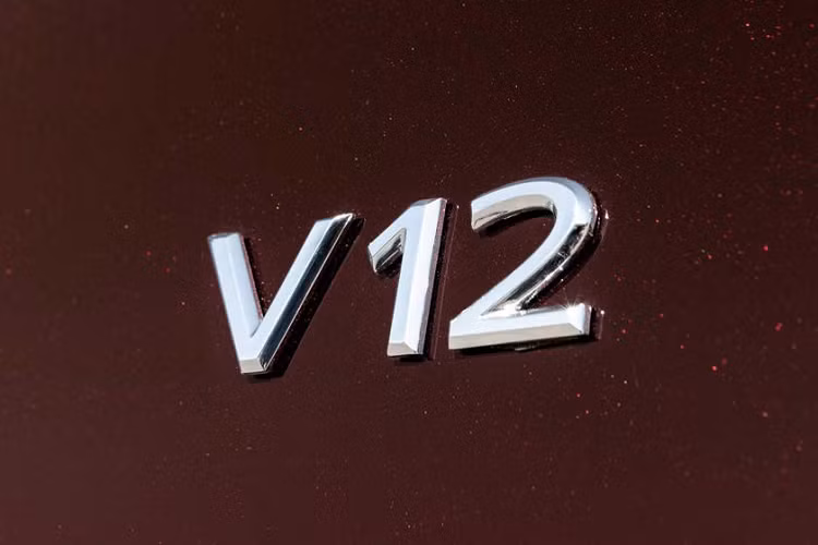 Sau chưa đầy 1 tháng, lại tới lượt Mercedes-Maybach S680 2021 được hé lộ thiết kế. Đây đồng thời cũng là phiên bản cao cấp nhất của dòng Mercedes-Maybach S-Class 2021 hiện nay. Sự xuất hiện của Mercedes-Maybach S680 2021 là dấu hiệu cho thấy động cơ xăng V12 vẫn chưa biến mất. Tem chữ nổi "V12" trên sườn xe đã chứng tỏ điều này.