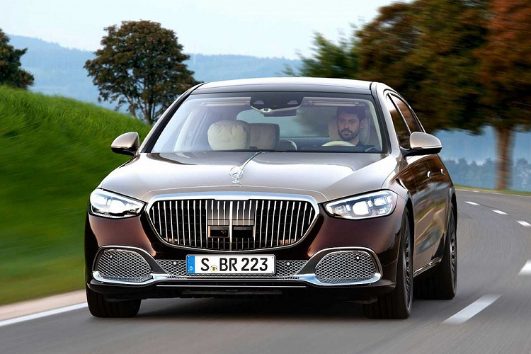 Khi ngồi ở ghế sau, hành khách có thể "giết thời gian" bằng cách giải trí qua 2 màn hình cảm ứng có kích thước 11,6 inch. Ngoài ra, hệ thống giải trí hàng ghế sau còn đi kèm 2 tai nghe không dây và máy tính bảng MBUX. 