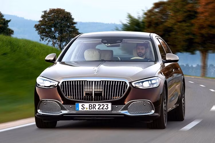 Khi ngồi ở ghế sau, hành khách có thể "giết thời gian" bằng cách giải trí qua 2 màn hình cảm ứng có kích thước 11,6 inch. Ngoài ra, hệ thống giải trí hàng ghế sau còn đi kèm 2 tai nghe không dây và máy tính bảng MBUX. 