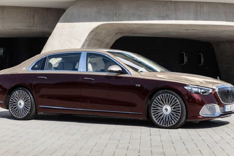 Dòng xe siêu sang Mercedes-Maybach S-Class 2021 mới đã lần đầu tiên trình làng vào hồi tháng 11 năm ngoái. Đến triển lãm Ô tô Thượng Hải 2021 diễn ra vào tháng 4 vừa qua, thương hiệu ngôi sao 3 cánh đã vén màn Mercedes-Maybach S480 2021 mới như phiên bản rẻ nhất của dòng xe siêu sang này.