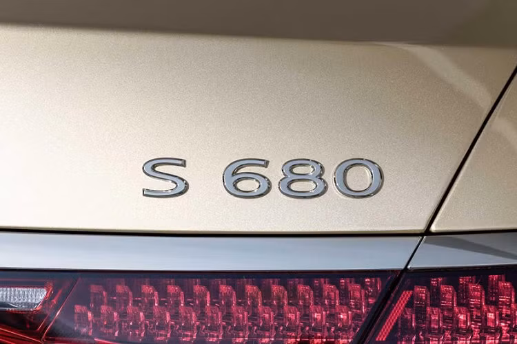 Kích thước lớn kể trên mang đến không gian nội thất cực kỳ rộng rãi cho Mercedes-Maybach S-Class 2021. Dự kiến, Mercedes-Maybach S680 2021 cũng có những trang bị hiện đại như màn hình 12,3 inch trong bảng đồng hồ kỹ thuật số, màn hình thông tin giải trí 12,8 inch và hệ thống âm thanh Burmester 4D với 30 loa.