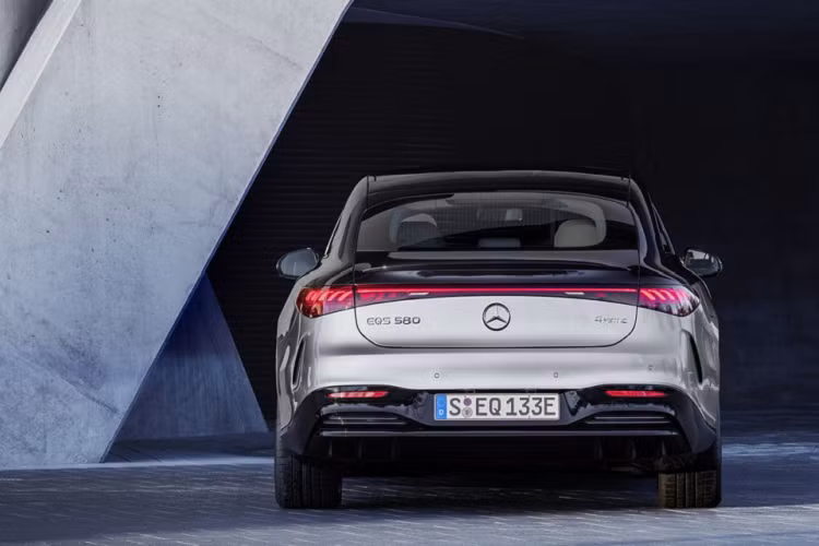 Trước sức hút của Mercedes-Benz EQS, Mercedes-Benz Việt Nam cũng rất có thể sẽ giới thiệu mẫu sedan điện siêu sang này cho người tiêu dùng trong nước. Thông tin này đến từ việc vào tháng 5 năm nay, trang chủ của Mercedes-Benz Việt Nam đã bất ngờ xuất hiện thông tin về mẫu xe điện EQS hoàn toàn mới. Theo đó, EQS cũng sẽ được phân phối với 2 phiên bản EQS 450 RWD và EQS 580 4Matic tại Việt Nam.