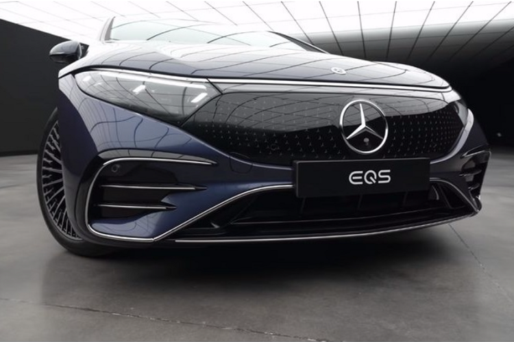 Mercedes-Benz EQS 2022 mới chính là mẫu xe điện đầu tiên được sản xuất tại Thái Lan. Mercedes-Benz AG đã đầu tư hơn 100 triệu Euro vào nhà máy pin ở Thái Lan, một trong bảy nhà máy của Daimler trên toàn thế giới.