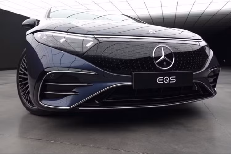 Mercedes-Benz EQS 2022 mới chính là mẫu xe điện đầu tiên được sản xuất tại Thái Lan. Mercedes-Benz AG đã đầu tư hơn 100 triệu Euro vào nhà máy pin ở Thái Lan, một trong bảy nhà máy của Daimler trên toàn thế giới.
