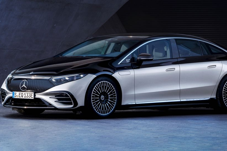 Trên phiên bản EQS 580 4Matic, xe sử dụng 2 mô-tơ điện, sản sinh công suất 516 mã lực và 855 Nm mô-men xoắn, thời gian tăng tốc từ 0 - 100 km/h là 4,3 giây. Xe có trọng lượng là 2.585 kg.