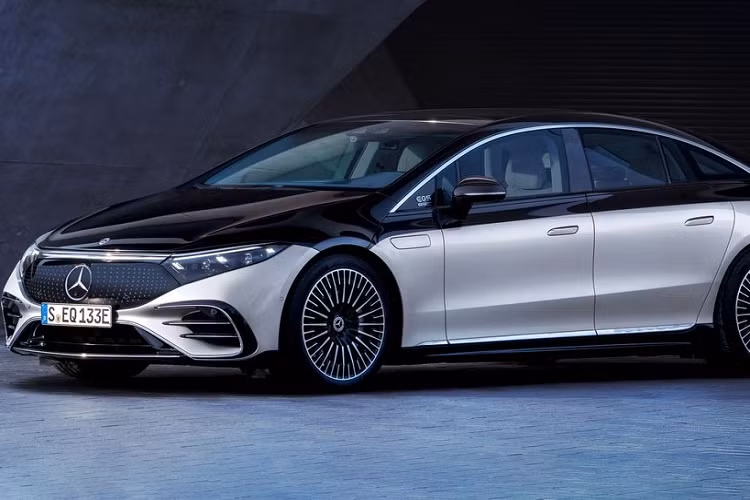 Trên phiên bản EQS 580 4Matic, xe sử dụng 2 mô-tơ điện, sản sinh công suất 516 mã lực và 855 Nm mô-men xoắn, thời gian tăng tốc từ 0 - 100 km/h là 4,3 giây. Xe có trọng lượng là 2.585 kg.