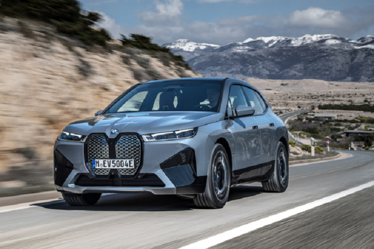 Đầu xe nổi bật với lưới tản nhiệt hình quả thận kép lớn. Đèn pha và đèn hậu vuốt mỏng tinh tế. Cản trước và sau xe được dập vuông vức mang cảm giác cứng cáp. BMW tuyên bố hệ số cản thấp 0,25 và tầm hoạt động cải thiện thêm 65km nhờ các yếu tố khí động học khác nhau.