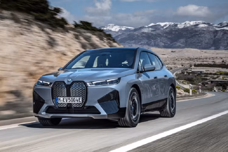 Đầu xe nổi bật với lưới tản nhiệt hình quả thận kép lớn. Đèn pha và đèn hậu vuốt mỏng tinh tế. Cản trước và sau xe được dập vuông vức mang cảm giác cứng cáp. BMW tuyên bố hệ số cản thấp 0,25 và tầm hoạt động cải thiện thêm 65km nhờ các yếu tố khí động học khác nhau.