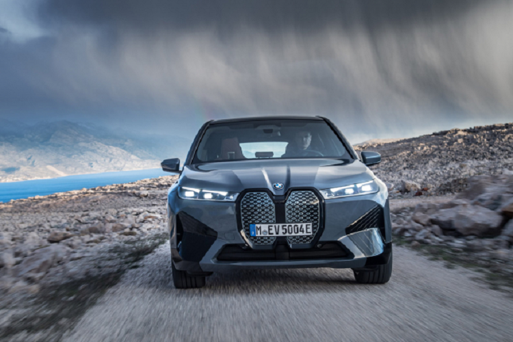 Khả năng tăng tốc từ 0-100km/h trong thời gian 4,6 giây. Tốc độ tối đa của iX ở mức 200km/h. Cuối cùng, với bộ pin lithium-ion 105,2kWh, iX có tầm hoạt động lên đến 630km. Phiên bản iX xDrive50 mất 11 giờ để sạc đầy bằng bộ sạc tại nhà AC 11kW. Khi cần sạc nhanh, iX chỉ mất 35 phút để sạc đầy từ 10-80% sử dụng bộ sạc nhanh DC 200kW. 10 phút sạc cũng đủ để xe di chuyển quãng đường lên đến 150km.