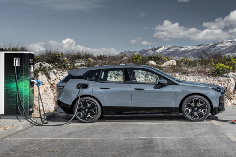 Chưa có thông tin chi tiết về trang bị của iX cho thị trường Thái Lan, nhưng mẫu xe điện hứa hẹn sẽ được trang bị ở mức tốt để phù hợp với mức giá cao. Ngoài ra, lô mở bán đầu tiên sẽ trang bị gói Sport bổ sung cản trước và sau hầm hố hơn cho chiếc xe. Được xây dựng trên cấu trúc khung nhôm chuyên dụng với các tấm carbon để tăng sức mạnh và giảm trọng lượng, iX là một chiếc SUV có kích thước tương tự X5 với thiết kế phân cực, thể thao.