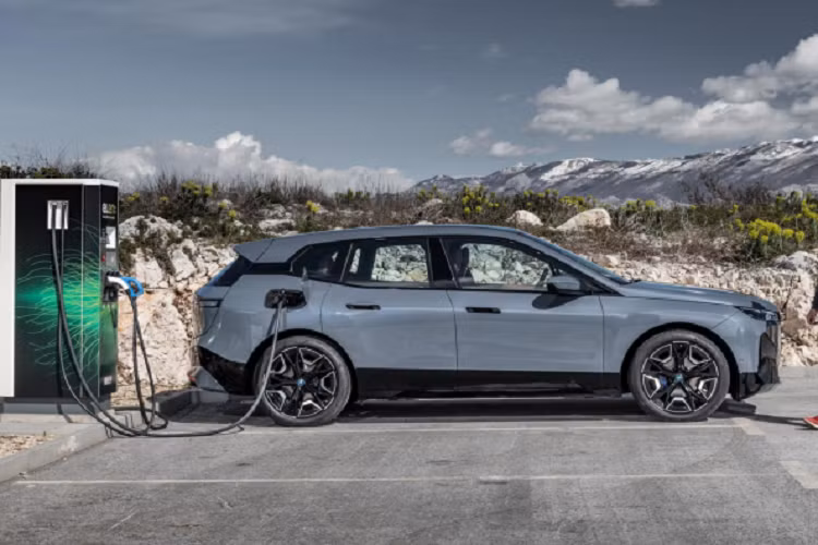 Chưa có thông tin chi tiết về trang bị của iX cho thị trường Thái Lan, nhưng mẫu xe điện hứa hẹn sẽ được trang bị ở mức tốt để phù hợp với mức giá cao. Ngoài ra, lô mở bán đầu tiên sẽ trang bị gói Sport bổ sung cản trước và sau hầm hố hơn cho chiếc xe. Được xây dựng trên cấu trúc khung nhôm chuyên dụng với các tấm carbon để tăng sức mạnh và giảm trọng lượng, iX là một chiếc SUV có kích thước tương tự X5 với thiết kế phân cực, thể thao.