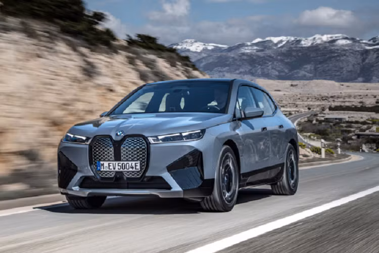 Sau khi ra mắt hồi đầu tháng 6 này, BMW iX 2022 mới đã cập bến thị trường Thái Lan. Đây cũng là quốc gia Đông Nam Á đầu tiên mở bán mẫu xe điện này. Lô BMW iX 2022 đầu tiên mở bán tại Thái Lan chỉ có 20 chiếc thuộc phiên bản cao cấp nhất xDrive50 Sport. Giá bán cho phiên bản này hiện là 5.999.000 baht (khoảng 4,42 tỷ đồng). Khách hàng có thể bắt đầu đặt hàng từ ngày 21/6 tới đây.