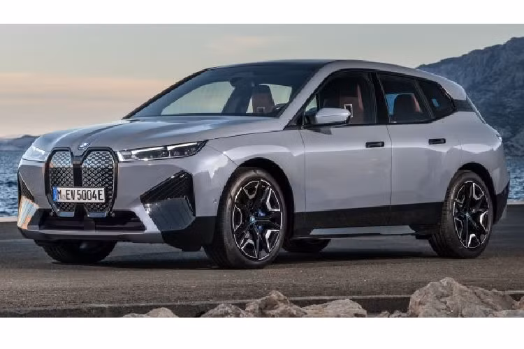 BMW Thái Lan cũng đang tặng kèm một số ưu đãi hấp dẫn cho những khách hàng tiên phong đặt mua iX bao gồm hộp cắm sạc tại nhà miễn phí lắp đặt, một năm bảo hiểm BMW Protect miễn phí và bảo hành bốn năm không giới hạn số km.