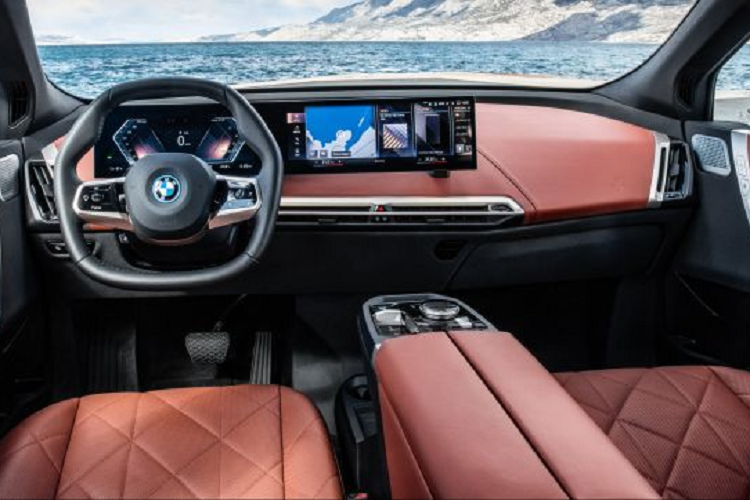 20 chiếc BMW iX 2022 chạy điện sẽ đi kèm với chương trình bảo hành 3 năm, không giới hạn số km và gói dịch vụ miễn phí 3 năm/60.000km. Để so sánh, Audi E-Tron 55 Quattro ra mắt trước đó tại Thái Lan hiện có giá niêm yết 5.099.000 baht (khoảng 3,76 tỷ đồng).