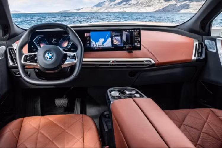 20 chiếc BMW iX 2022 chạy điện sẽ đi kèm với chương trình bảo hành 3 năm, không giới hạn số km và gói dịch vụ miễn phí 3 năm/60.000km. Để so sánh, Audi E-Tron 55 Quattro ra mắt trước đó tại Thái Lan hiện có giá niêm yết 5.099.000 baht (khoảng 3,76 tỷ đồng).