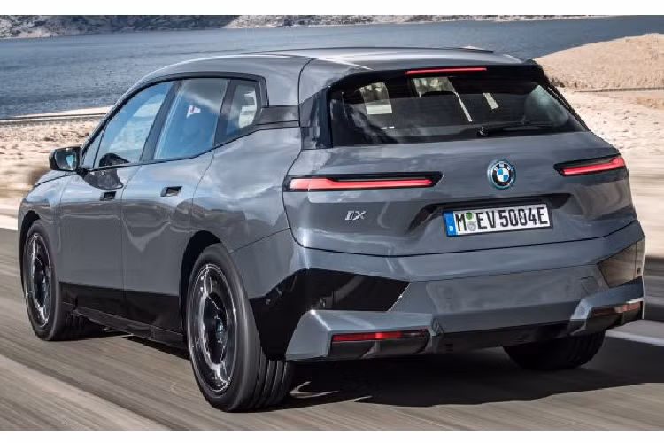 Mặt khác, nội thất BMW iX có phần tối giản với vô lăng vuông vắn và màn hình cong chạy trên Hệ điều hành BMW 8. Hệ thống cho phép giảm tối đa số lượng nút và công tác vật lý, dồn mọi thao tác điều khiển bao gồm cả điều hòa về màn hình cảm ứng.