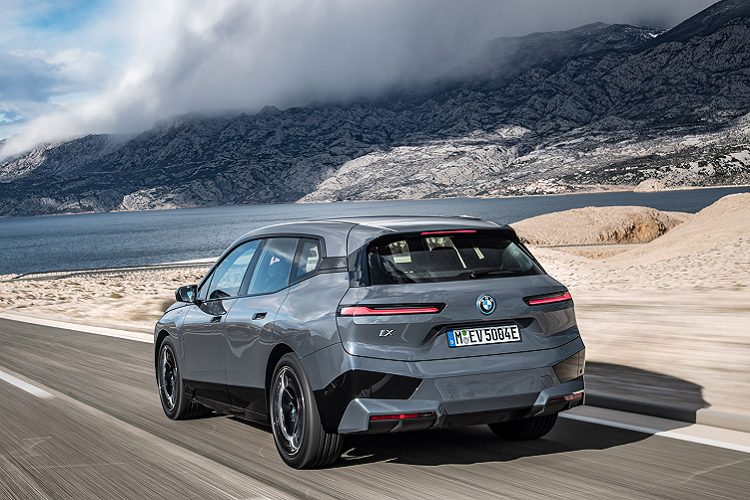 Dù có mức giá rẻ hơn đáng kể, nhưng BMW iX hoàn toàn mới vượt trội hơn về sức mạnh và phạm vi hoạt động so với đối thủ đồng hương. Mẫu SUV chạy điện của BMW trang bị động cơ điện kép cho tổng công suất 523 mã lực và momen xoắn 765 Nm cho cả 4 bánh.