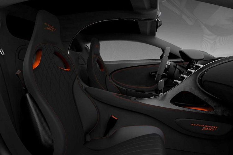 Đối với nội thất, Chiron Super Sport 300+ được trang bị một chiếc ghế đua chính hiệu ở vị trí ghế lái, phần lớn diện tích còn lại được sử dụng để làm chỗ đặt hệ thống máy tính và thiết bị đo tốc độ...