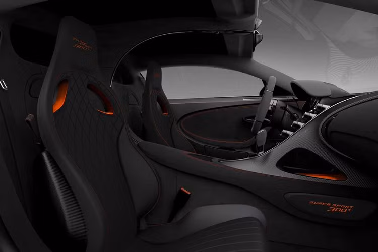 Đối với nội thất, Chiron Super Sport 300+ được trang bị một chiếc ghế đua chính hiệu ở vị trí ghế lái, phần lớn diện tích còn lại được sử dụng để làm chỗ đặt hệ thống máy tính và thiết bị đo tốc độ...