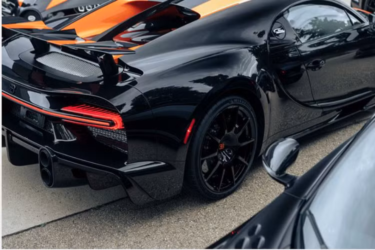 Ngoài ra, Bugatti cũng thực hiện một số sửa đổi đặc biệt cho Chiron Super Sport 300+ như cản mới, khe gió mở rộng, vòm bánh trước mới, la-zăng "hàng thửa", thanh trượt phía sau dài hơn, nắp động cơ đặt làm riêng và cặp ống xả kép đặt dọc...