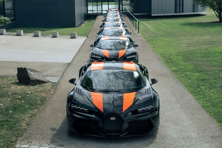 Cả 8 chiếc siêu xe Bugatti Chiron Super Sport 300+ vừa xuất xưởng đều sở hữu "bộ cánh" độc đáo với lớp vỏ bằng sợi carbon kết hợp các điểm nhấn màu cam nổi bật, khá giống với Veyron Super Sport.