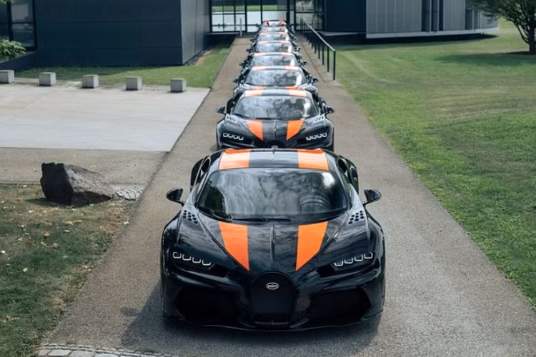 Cả 8 chiếc siêu xe Bugatti Chiron Super Sport 300+ vừa xuất xưởng đều sở hữu "bộ cánh" độc đáo với lớp vỏ bằng sợi carbon kết hợp các điểm nhấn màu cam nổi bật, khá giống với Veyron Super Sport.