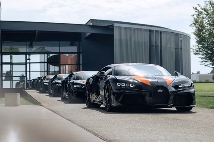 Như đã biết, điểm thu hút nhất của Bugatti Chiron Super Sport 300+ chính là khối động cơ quad-turbo W16 8.0L nâng cấp, cho ra công suất 1.578 mã lực, giúp siêu xe thể thao đạt vận tốc tối đa 490 km/h.