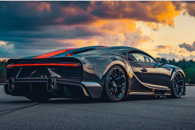 Tuy nhiên, tất cả xe của khách mua đều được đi kèm bộ giới hạn tốc độ ở mức 442 km/h. Mức giá xe Bugatti Chiron Super Sport 300+ xuất xưởng khoảng 3,9 triệu USD (khoảng 90 tỷ đồng) nhưng thực chất khách phải chi tới hơn mức 120 tỷ đồng để sở hữu.