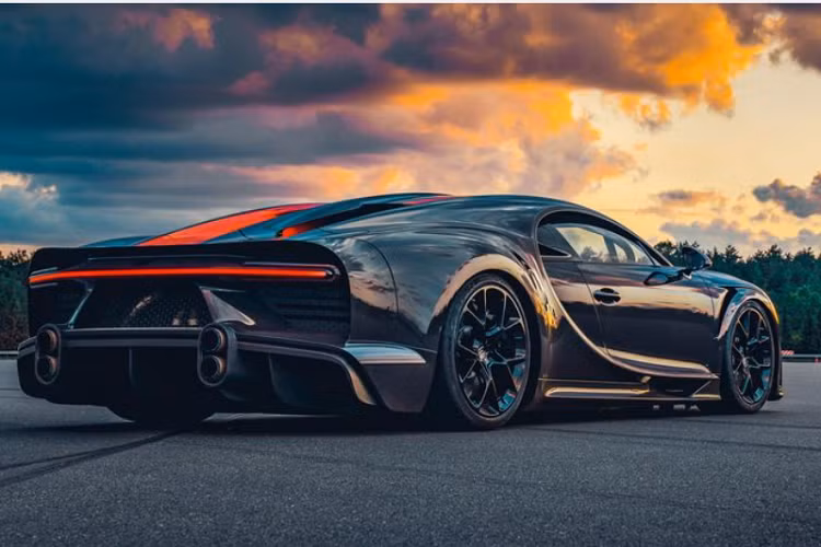 Tuy nhiên, tất cả xe của khách mua đều được đi kèm bộ giới hạn tốc độ ở mức 442 km/h. Mức giá xe Bugatti Chiron Super Sport 300+ xuất xưởng khoảng 3,9 triệu USD (khoảng 90 tỷ đồng) nhưng thực chất khách phải chi tới hơn mức 120 tỷ đồng để sở hữu.