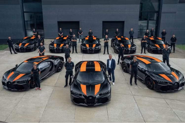 Chiron Super Sport 300+ cũng mang trên mình bộ lưới tản nhiệt hình móng ngựa và cửa hút khí đặc trưng trên các phiên bản Chiron tiêu chuẩn.